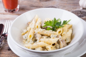 Паста с курицей и белыми грибами